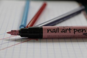 Cómo decorar las uñas con periódicoa