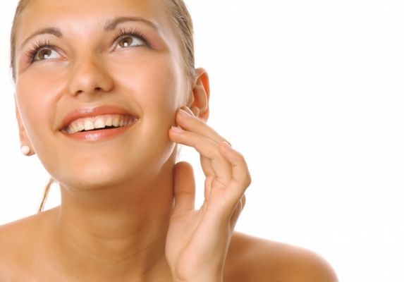 Cómo eliminar las manchas de acné con remedios caseros