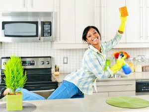 Cómo-limpiar-la-grasa-de-las-puertas-del-armario-de-la-cocina-integral