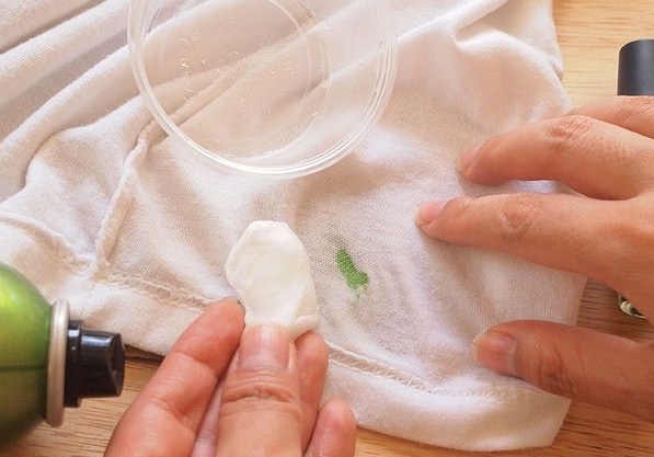 Cómo quitar manchas de esmalte de uñasa