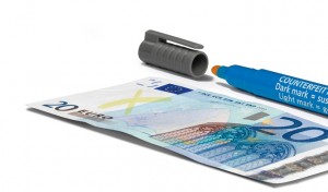 Cómo usar un detector de billetes falsos
