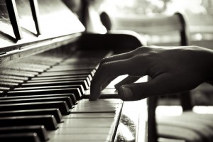 tocar piano manos