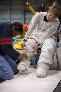 Cómo hacer un disfraz de astronauta para niños