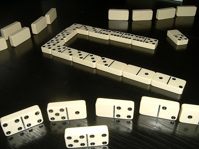 jugar con fichas de domino