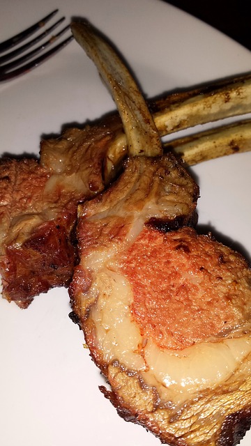 Cómo hacer chuletas de cordero al horno