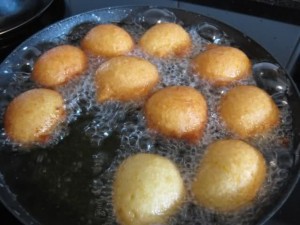 Cómo preparar bolas de puré de patatas.a