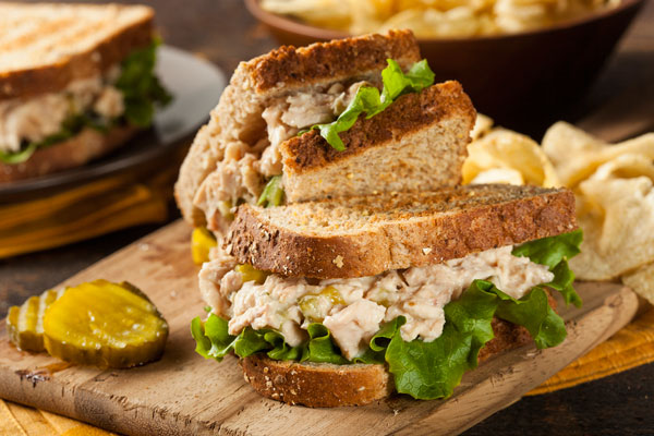 Cómo hacer un sándwich de atún