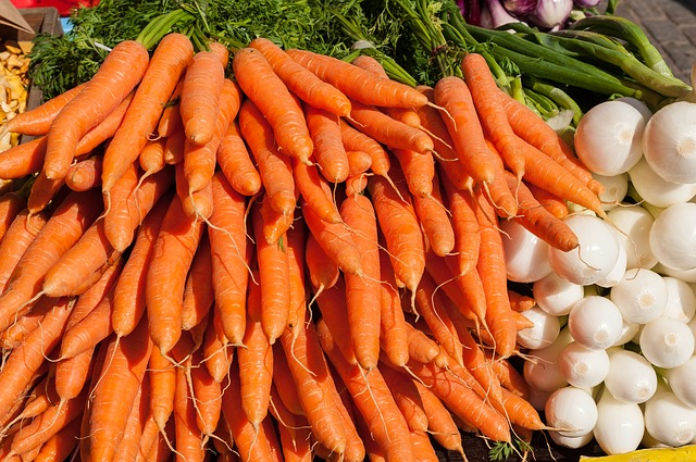 añade zanahorias y vebollas
