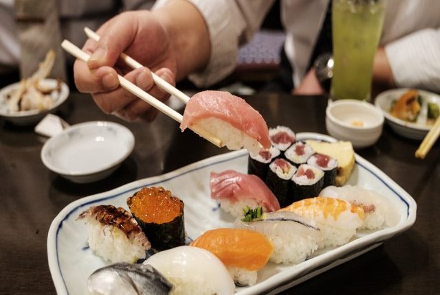Como comer sushi