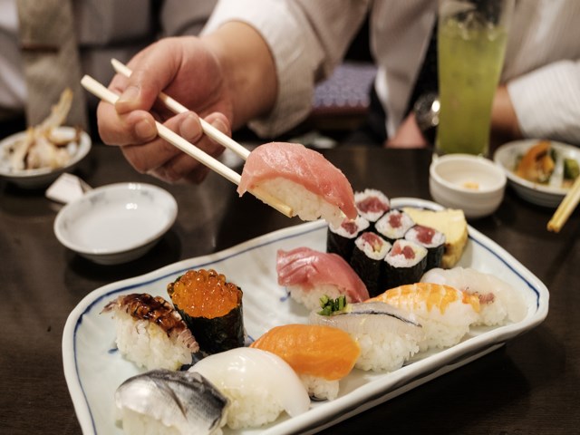 como comer sushi