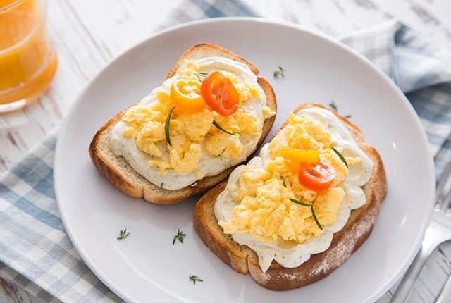 Dos desayuno con huevo simples de hacer