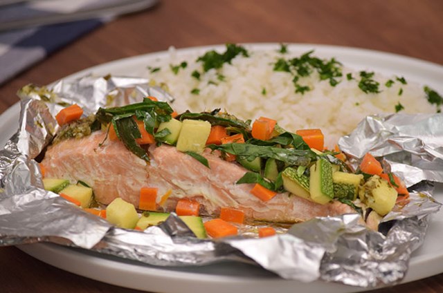 Receta para hacer el salmón asado con verduras