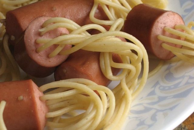¿Cómo hacer espaguetis con salchichas?
