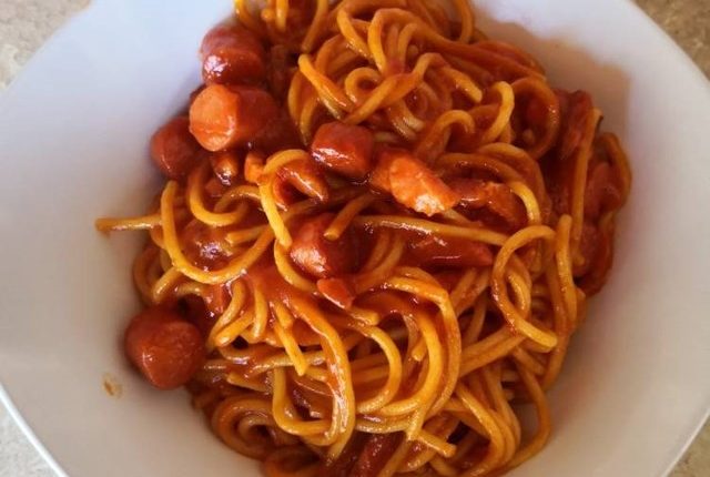 ¿Cómo hacer espaguetis con salchichas?