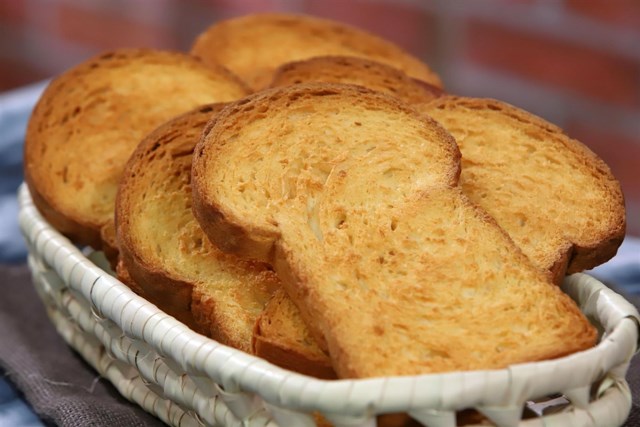 3 Desayuno con tostadas para iniciar el día.