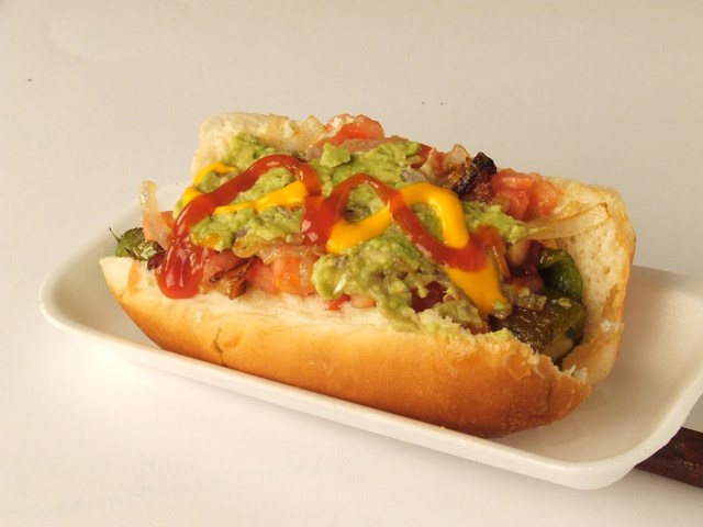 Cómo hacer hot dogs estilo sonora o dogos.