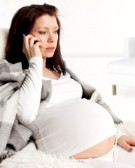 13084712-mujer-triste-embarazada-hablando-de-telefono-movil-en-el-hogar