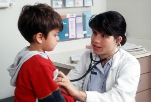 Pediatra médico niño
