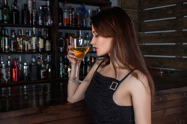 caracteristicas-del-alcoholismo-mujer-bebiendo