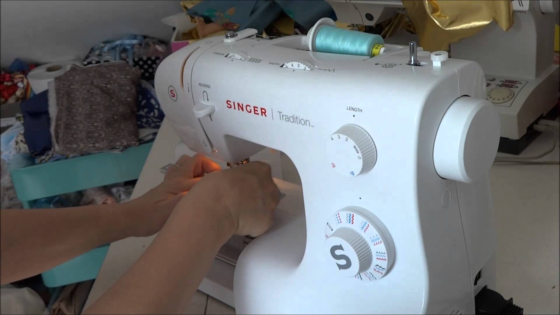 Настройка швейной машинки зингер. Швейная машинка Тойота easy Sewing. Швейная машинка с маленькой верхней части. Швейная машинка производитель Вьетнам. Швейная машина вьетнамского производства.