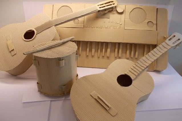 Cómo hacer una guitarra de cartón - 16 pasos - Talento Doncomos.com