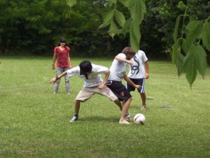 jugar a futbol