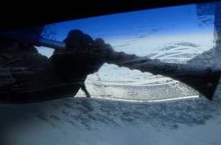 Cómo descongelar la luna del coche sin rascar