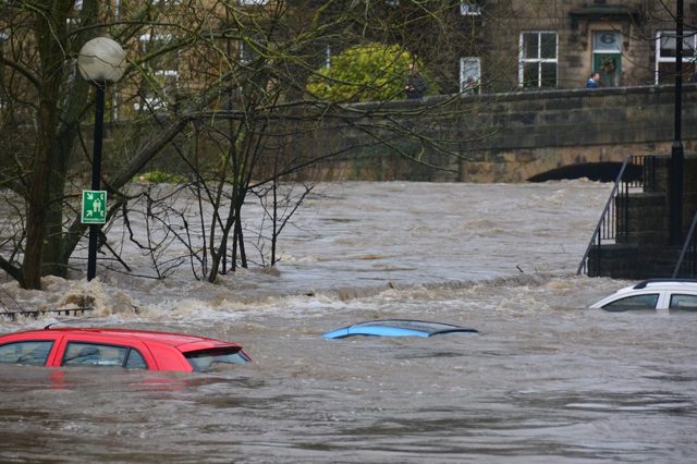 Cómo Actuar Si Te Sorprende Una Riada O Inundación Dentro Del Coche ...