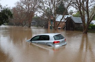 Cómo actuar si te sorprende una riada o inundación dentro del coche