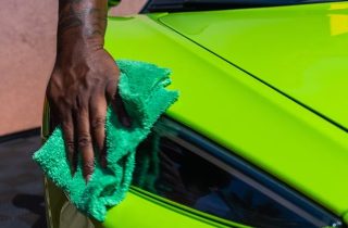 Cómo limpiar los faros del coche en casa